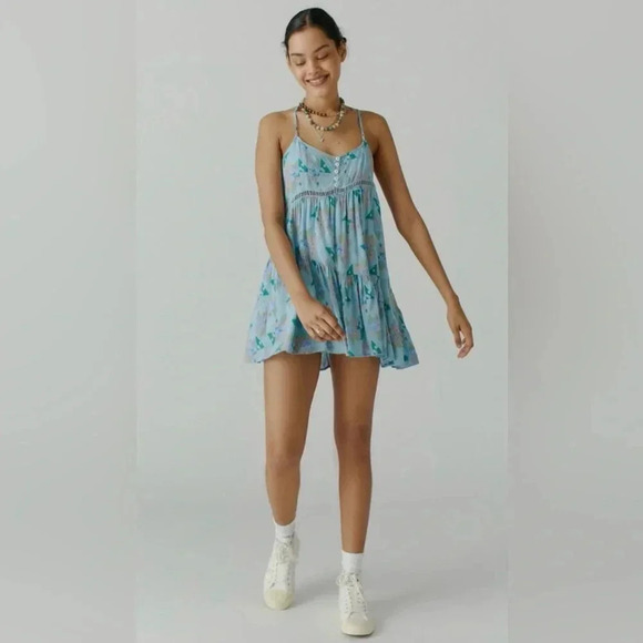 💙 URBAN OUTFITTERS Georgia Tiered Floral Loose Strappy Back Dress Medium‎ NWT - Picture 2 of 7